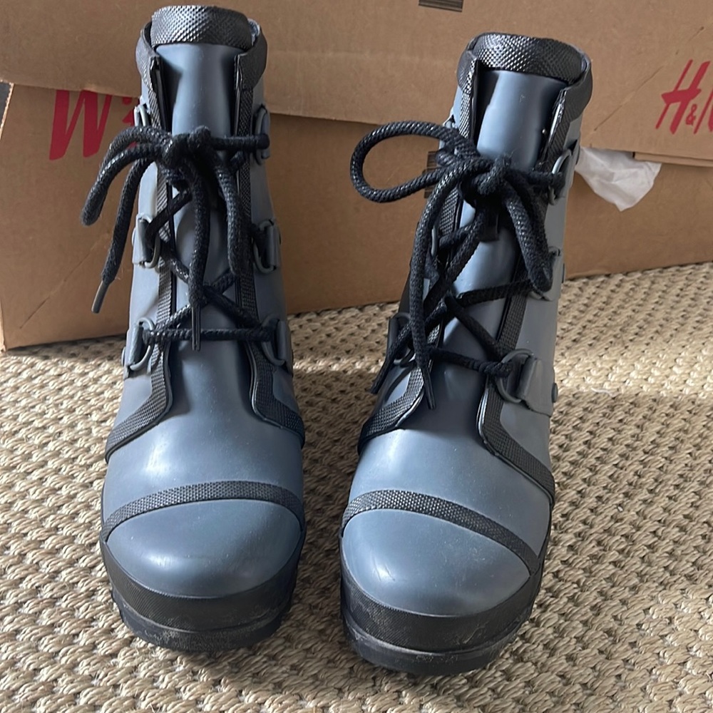Sorel Size 8 Winter boots (Wedged)